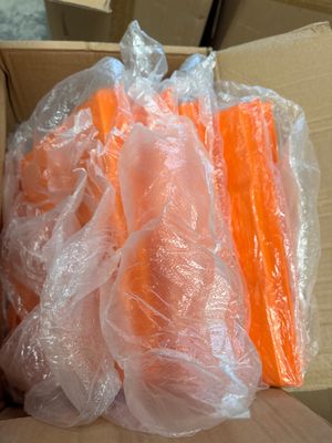 de nombreuses carottes emballées dans des sacs en plastique, dans une boîte