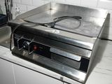 une cuisinière posée sur un plan de travail dans une cuisine