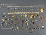 un assortiment de colliers et de bracelets variés, présentés sur un fond gris
