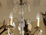 un lustre suspendu au plafond d'une pièce