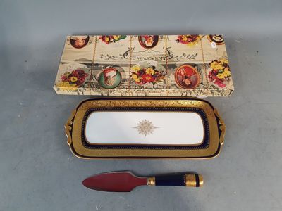 une boîte contenant un couteau et une boîte sur laquelle figure une image