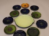 tout un tas de petites assiettes posées sur la table