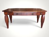 l'image d'une table en bois avec des tiroirs