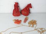 un sac rouge avec un collier en or, un sac rouge avec un collier en or, un sac rouge avec un collier en or et un sac rouge avec un collier en or
