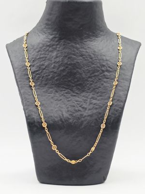un collier à chaîne en or sur le cou d'un mannequin