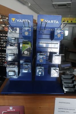 deux distributeurs automatiques exposés dans un magasin