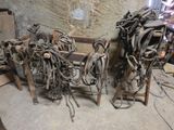 de nombreux types de selles différents posés par terre