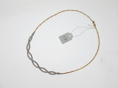 une photo d'un collier auquel est attachée une étiquette