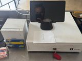 un bureau sur lequel se trouvent un écran, un clavier, une souris et d'autres éléments