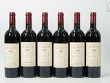 six bouteilles de vin rouge sont alignées