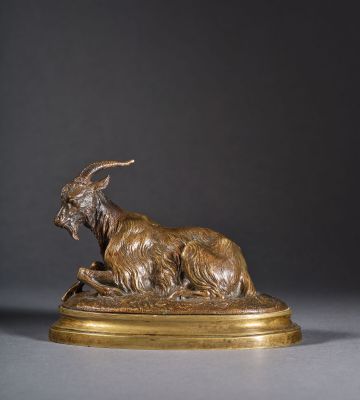 sculpture en bronze représentant une chèvre sur un socle