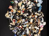 un t-shirt noir orné d'une multitude de petits objets