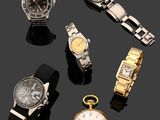 un assortiment de montres et une montre de poche posés sur une table