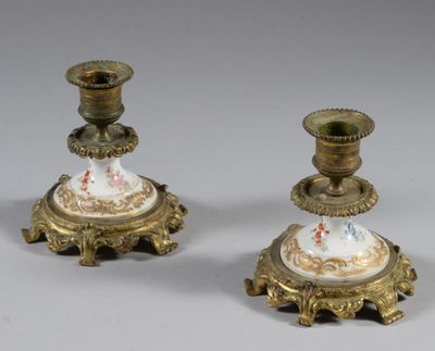 une paire de bougeoirs anciens en laiton ornés de fleurs peintes