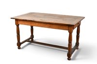 TABLE en bois naturel, plateau rectangulaire, piétement à qu…