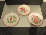 trois assiettes posées sur une table