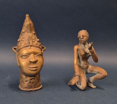deux statues représentant un homme et une femme assis l'un à côté de l'autre