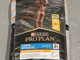 un sac de croquettes ProPlan posé par terre