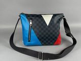 un sac à main noir et bleu, orné d'un motif à carreaux rouges, blancs et bleus