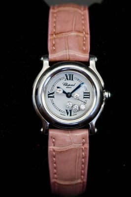 une image d'un gros plan d'une montre-bracelet sur une surface noire