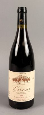 une bouteille de vin posée sur une table