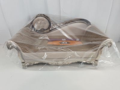 un sac en plastique contenant un canapé, posé sur une table