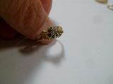 une personne tenant une bague en or ornée d'un diamant