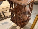 une petite table sur laquelle est posée une photo, dans une pièce