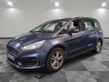 une Ford Grand Tourer bleue garée sur un sol à damier