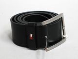 ceinture en cuir noir avec une boucle argentée sur un fond blanc