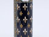 bougeoir bleu et or orné d'une fleur de lys sur fond blanc