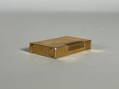 un briquet en or posé sur une table