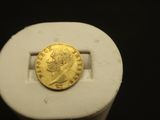 un gros plan d'une pièce d'or posée sur un objet blanc