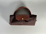 porte-monnaie Longchamp marron avec des finitions dorées