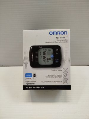 une photo d'un tensiomètre Omron posé sur une table