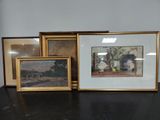 trois photos encadrées posées les unes à côté des autres sur une table