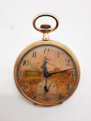 une montre de poche en or sur laquelle est représenté un homme