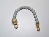 un bracelet avec un fermoir doré et un bracelet en perles bleues avec un fermoir doré