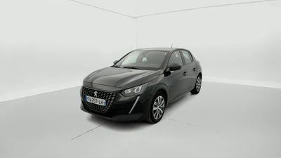 une voiture noire dans une pièce blanche au sol blanc