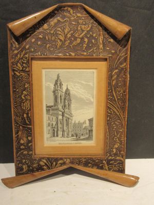 un vieux cadre contenant la photo d'une église