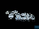 une poignée de diamants sur fond noir