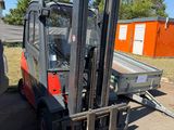 un chariot élévateur garé sur le bord de la route