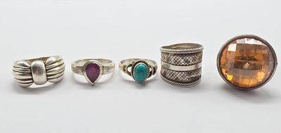 cinq bagues différentes et une bague avec une pierre au centre