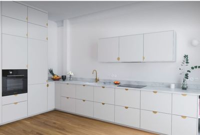 Cuisine "PLUM LIVING HELL BLANC " moderne en angle d’environ…