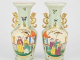 paire de vases chinois ornés de scènes représentant des femmes et des hommes