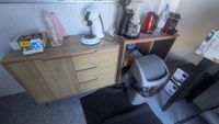 A l'extérieur, dans un Algeco: un lot de mobilier de bureau … (photo 3)