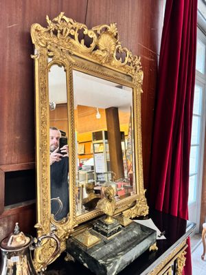 un homme se prenant en photo dans un miroir