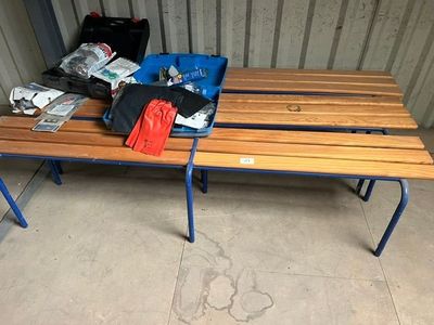 un banc en bois sur lequel est posé un sac