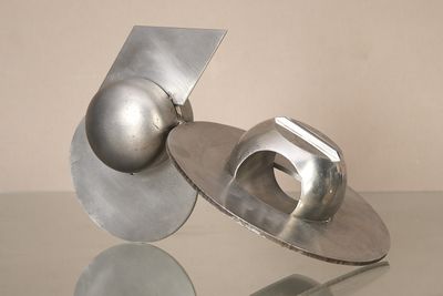 un objet métallique posé sur une table en verre