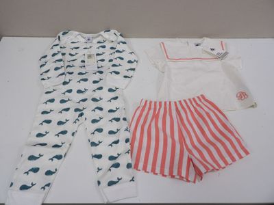 deux vêtements pour bébé posés sur une table